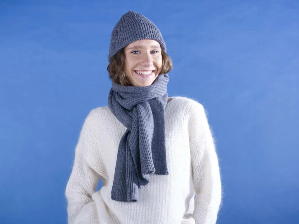 Photographe bonnet écharpe sur modèle en studio