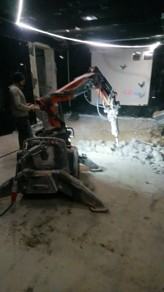 Travaux en sous œuvre avec notre robot d'1 tonne pour casser une daller beton à Lyon