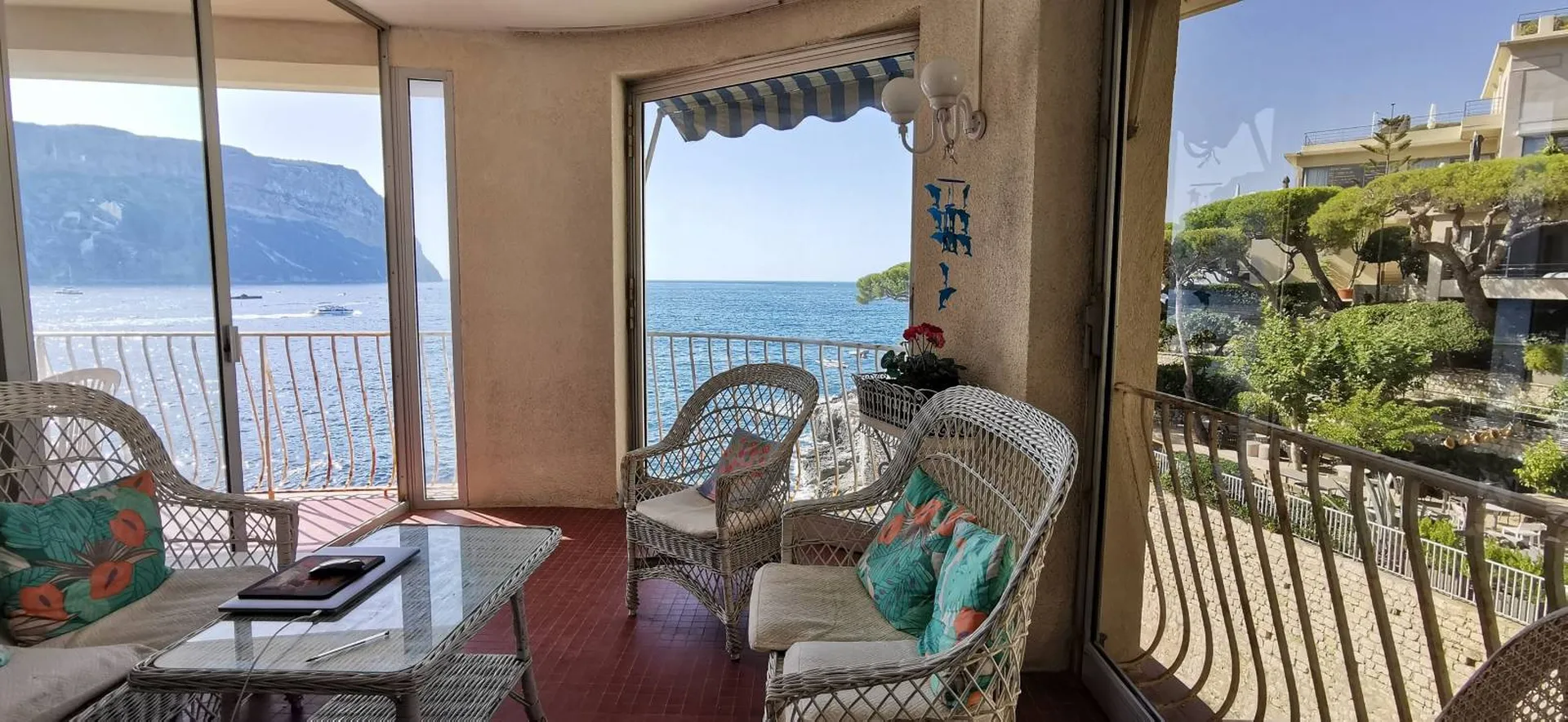 Cassis -   Pieds dans l'eau pour ce T3 avec terrasse vue mer, parking et jardinet privatif