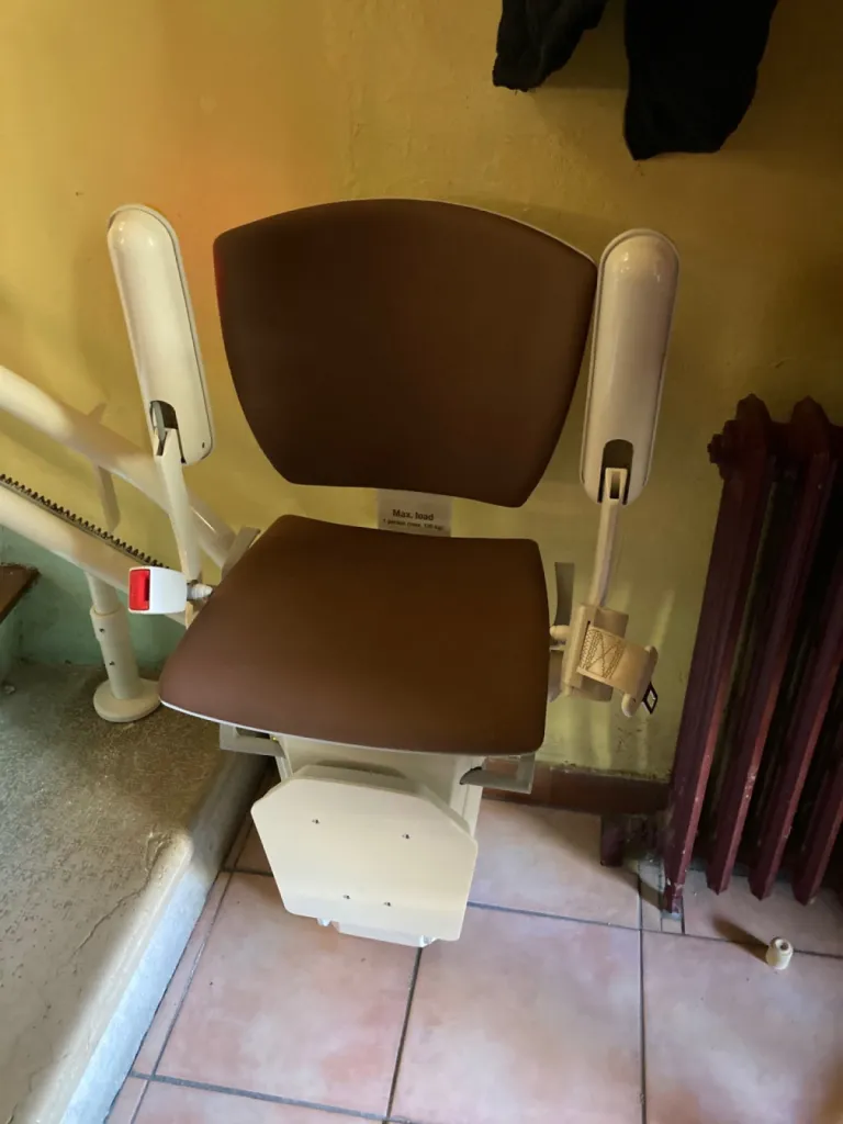 Installation d’un fauteuil monte escalier courbe chez un particulier à Toulon dans le Var