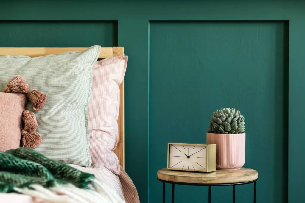 Peinture vert bouteille pour une chambre avec moulures bois