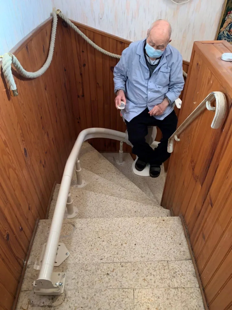 Sécurité maximale pour l'utilisateur de ce fauteuil monte escalier OTOLIFT Modul'Air intérieur dans escalier tournant à Martigues près d'Aix en Provence