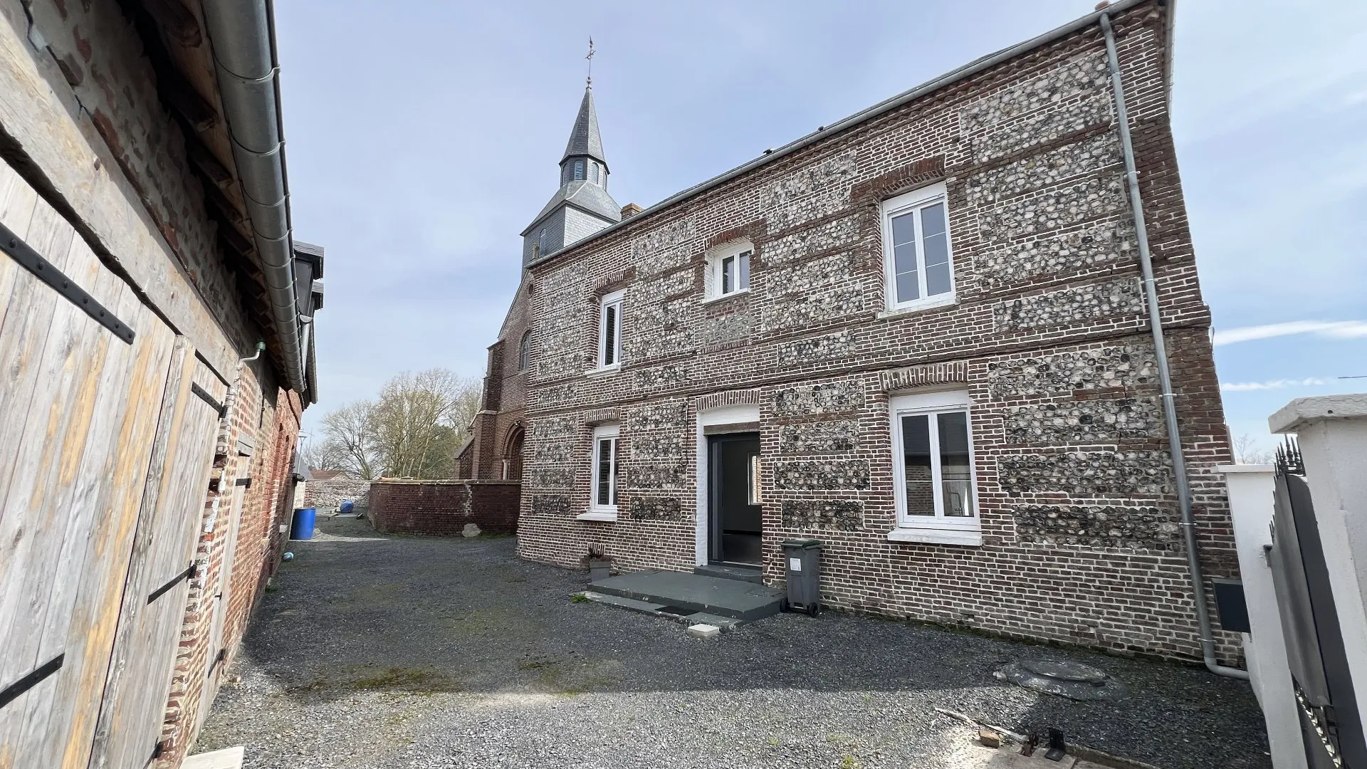 Ancien presbytère rénové 180m² avec 5 chambres, dépendances et maison annexe pour gîte, jardin clos, cachet et volumes, à proximité de Eu 76260