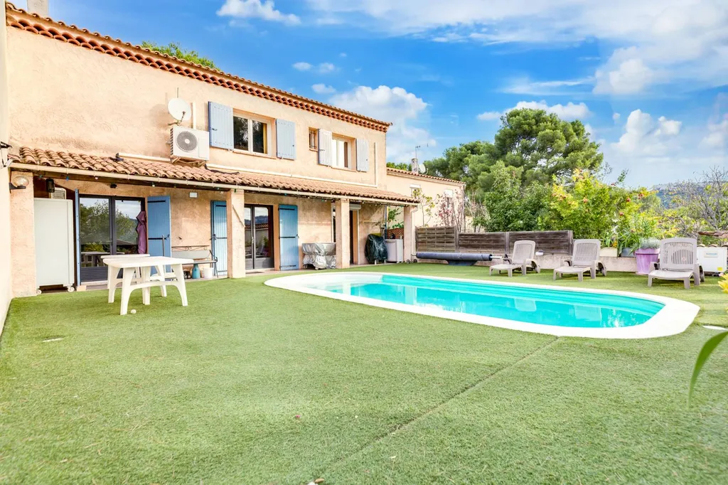 Vente villa T5 Cassis  avec piscine et dépendance dans clos sécurisé à l'entrée du village