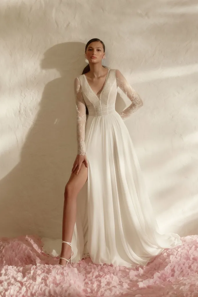 Robe de mariée bohème chic dentelle chantilly modèle Arana avec fente sur la jambe