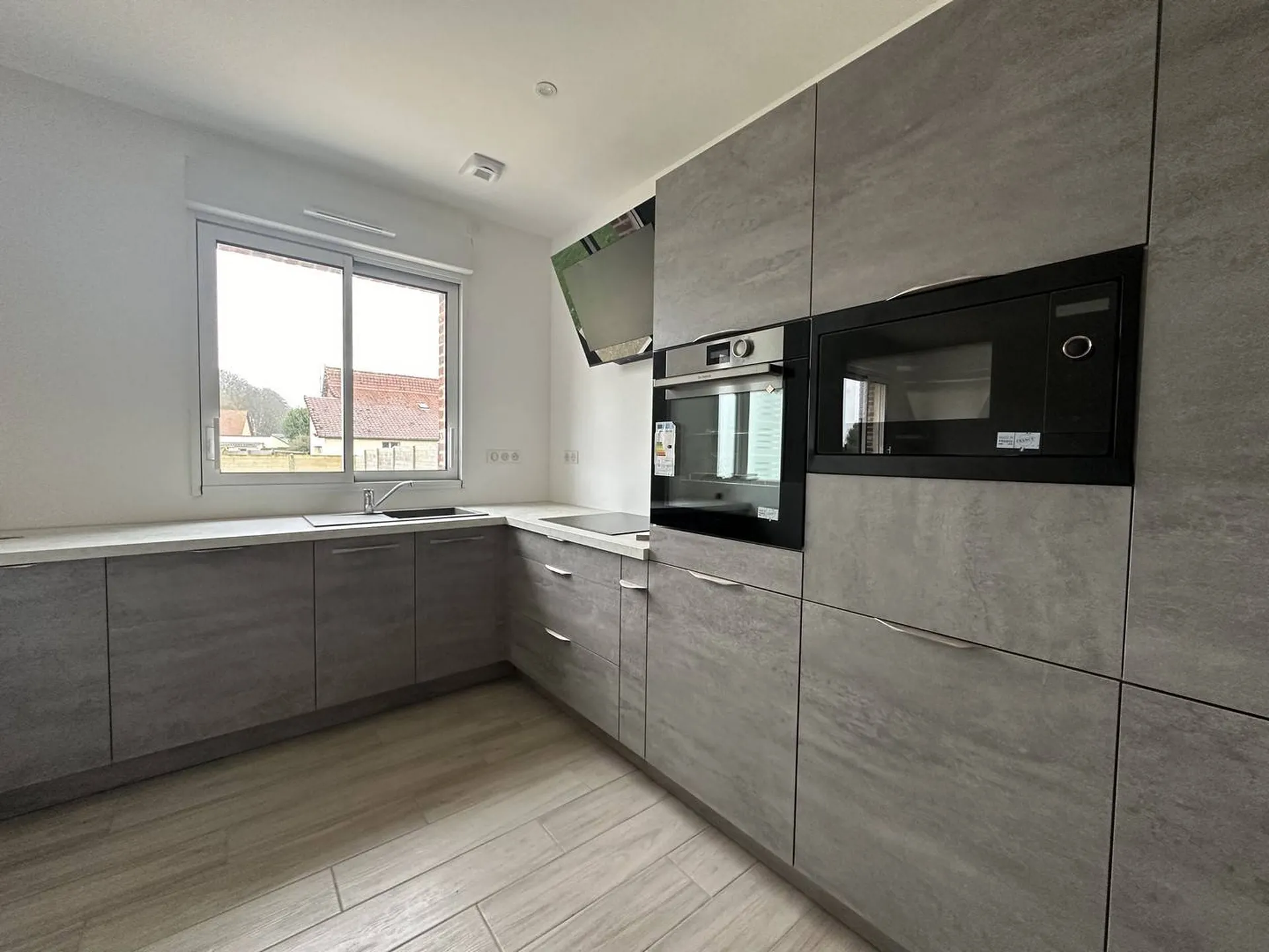 Ancienne écurie du XIXe siècle, rénovée, d’une superficie habitable de 153,67 m² sur son terrain de 1 157 m² clos, à proximité d'Offranville, Seine Maritime, 76.