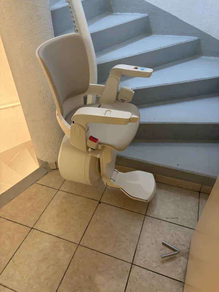 Accueil optimal pour ce fauteuil monte-escaliers OTOLIFT Smart dans une copropriété à Fréjus