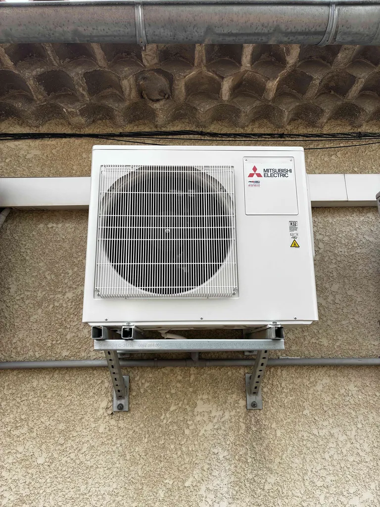 Groupe extérieur Mitsubishi Electric installé par PROXICLIM à Aix-en-Provence en remplacement d'une ancienne installation.  