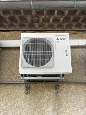 Groupe extérieur Mitsubishi Electric installé par PROXICLIM à Aix-en-Provence en remplacement d'une ancienne installation.  
