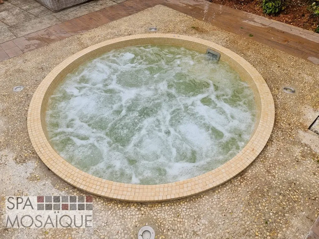 Un spa mosaïque carrelé encastré dans une terrasse en béton à Aix-en-Provence