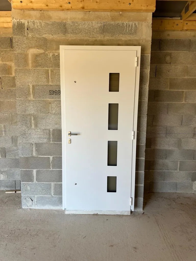 Pose de menuiseries en ALU dans une maison en construction aux PENNES MIRABEAU