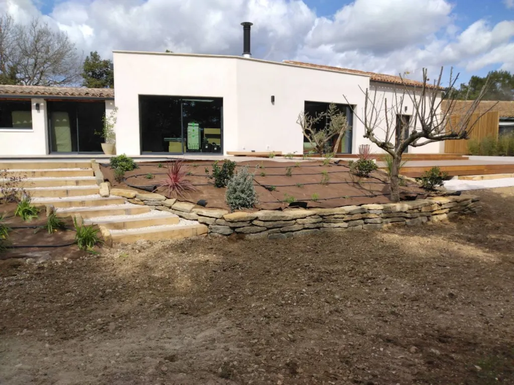 Aménagement paysager pour une villa contemporaine avec piscine à Saint Cannat