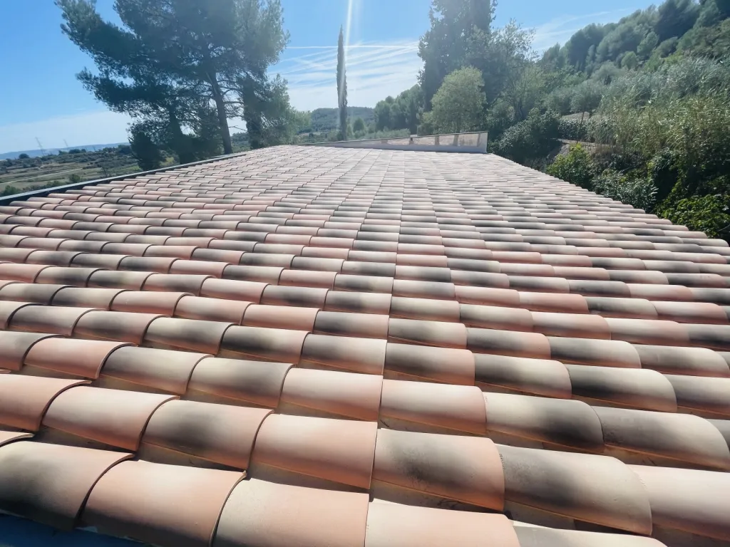 Pose de tuiles Canal sur P.S.T d’une toiture de Maison sur Venelles près de Aix en Provence