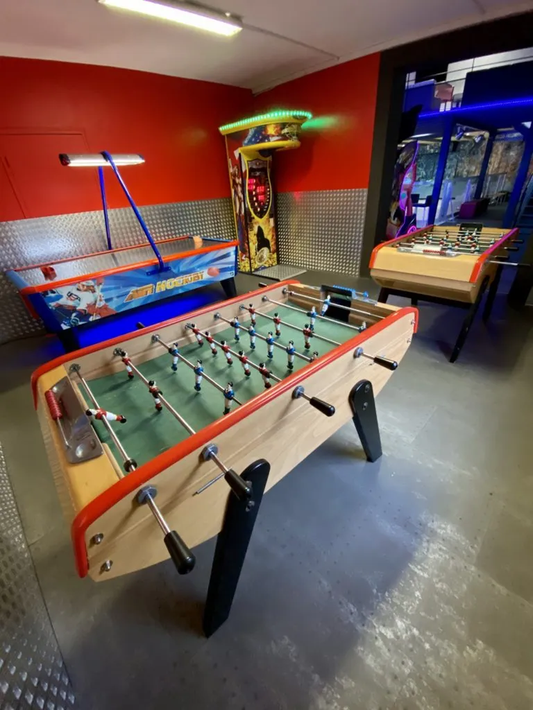 Découvrir la salle d'arcade rétro avec billards et baby-foot pour vos sorties de groupes à Manosque