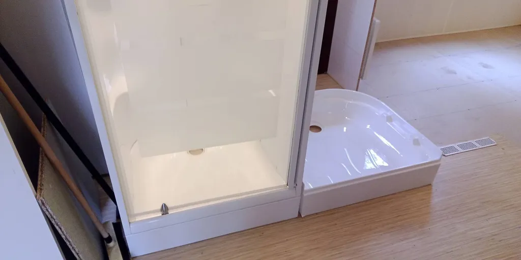 Faire remplacer un bac à douche dans un mobile home situé près de Mimizan