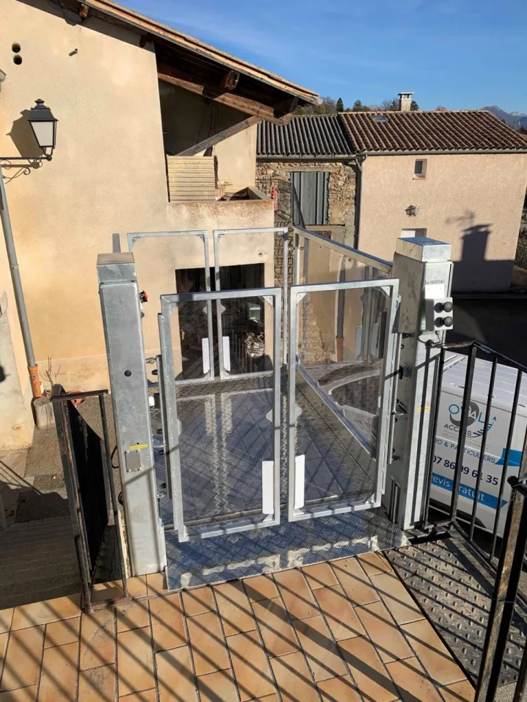 les boutons d'appel sur le cotés lui donne le fonctionnement tel un ascenseur alor qu'il s'agi d'une plateforme verticale installée à sisteron près de Digne