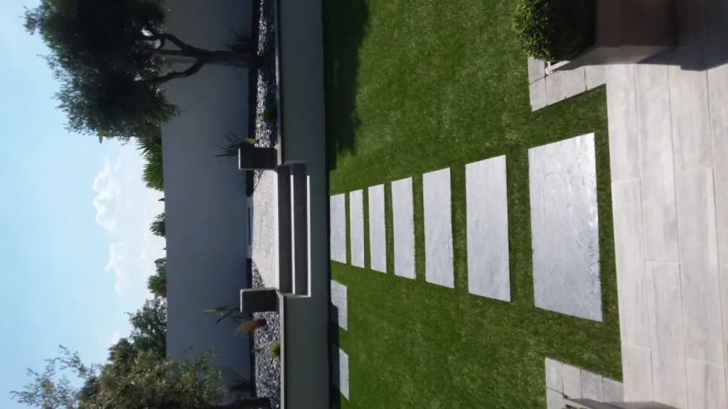 Pose de gazon synthétique et aménagement d’un petit jardin contemporain à Berre l’Etang