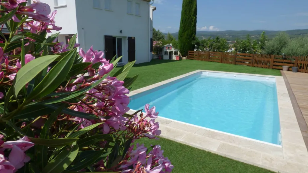 piscine avec margelles dans jardin