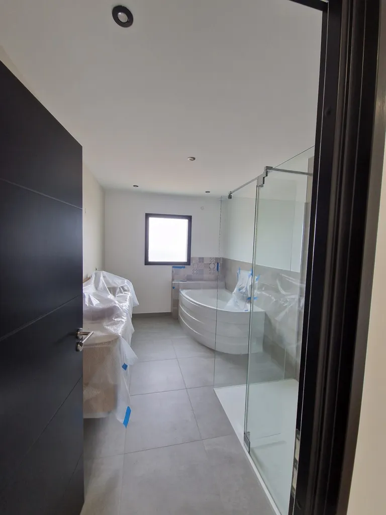 Reprise totale d'une maison neuve en enduit et peinture entre Yvetot et Le Havre après le passage d'un peintre qui n'a pas su répondre aux exigences du client.