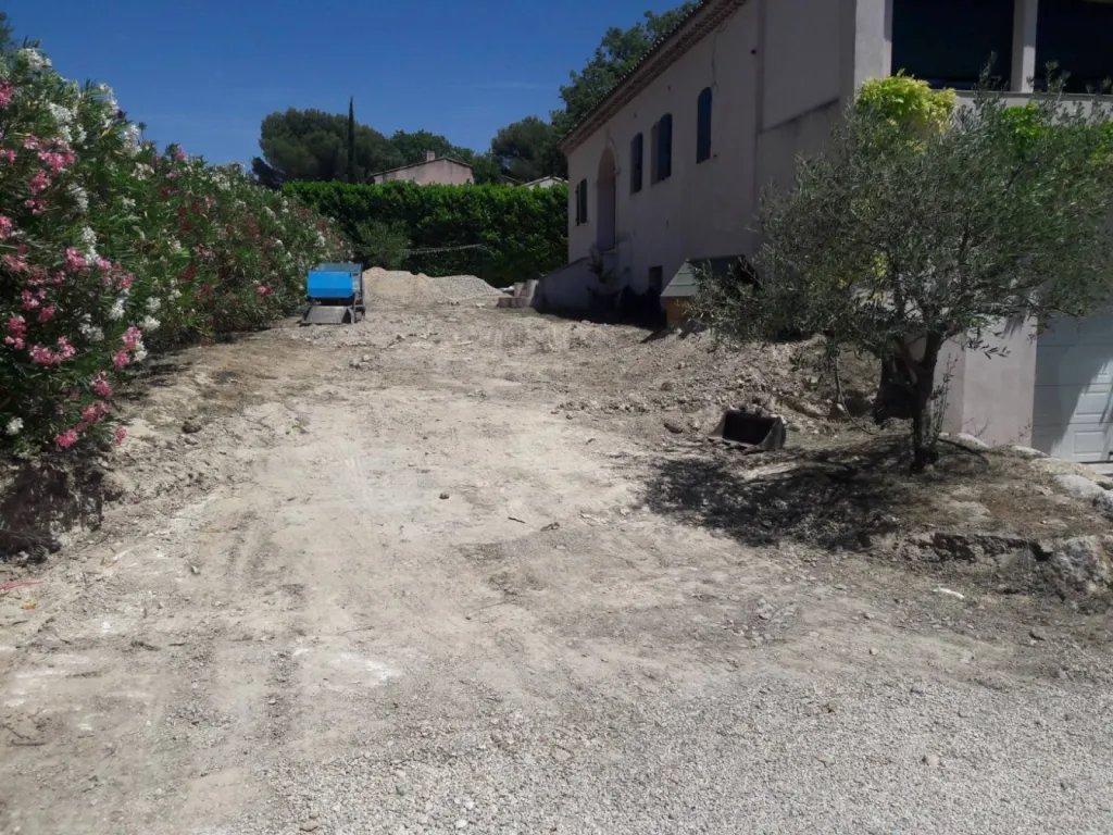 Aménagement entrée de maison extérieur dans les Boûches du Rhone