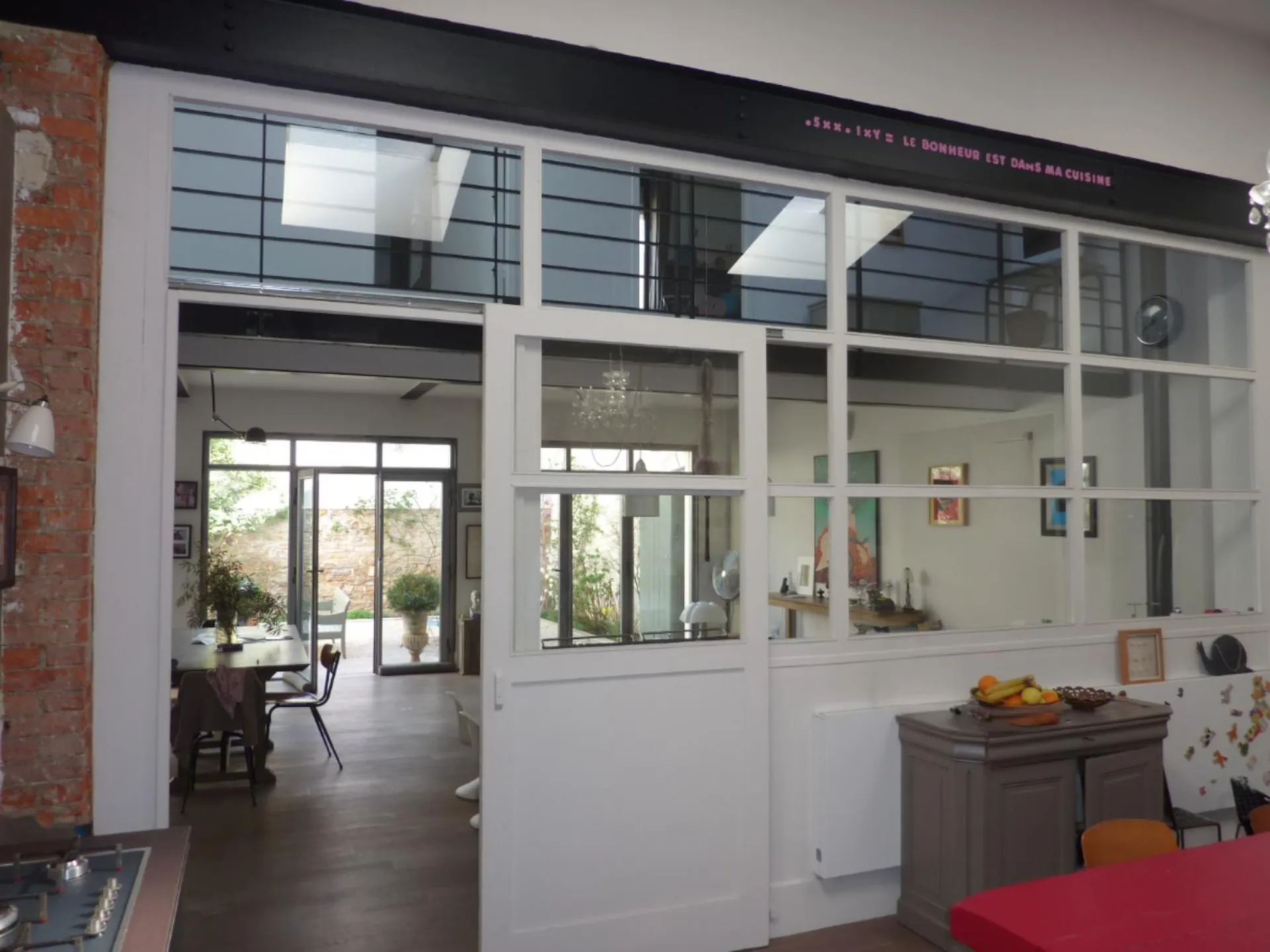 Verrière d’atelier sur mesure côté cuisine à Lyon (Rhône – 69) permettant de séparer les espaces tout en conservant la lumière naturelle