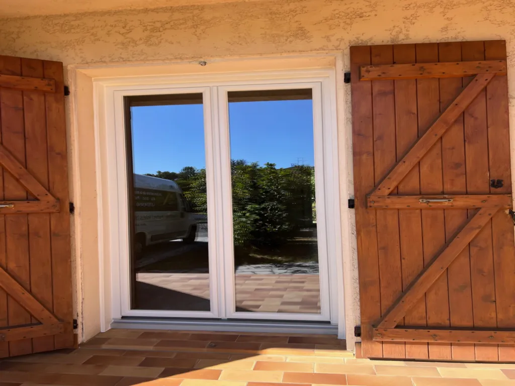 Installation de porte-fenêtres PVC Pria double vantaux sur mesure avec vitrage performant isolant à Saint-Orens-de-Gameville