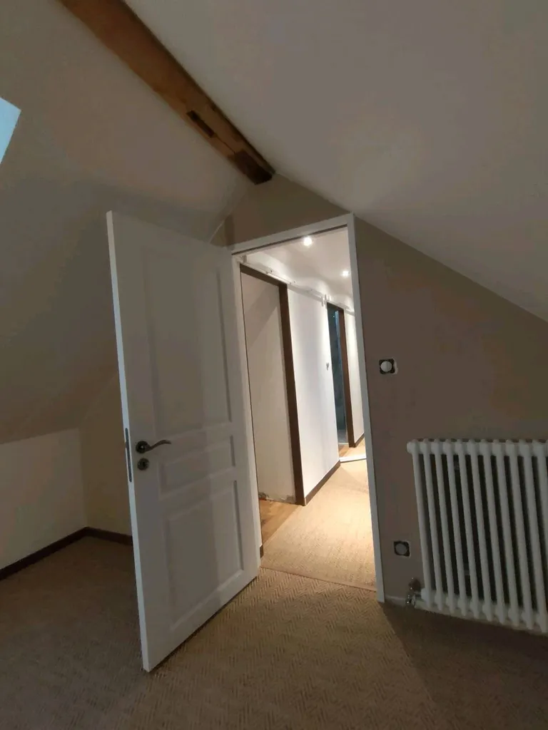 Application enduit projeté airless et mise en peinture d'un pavillon entièrement rénové avec le respect des normes environnementales autour de Pont Audemer 