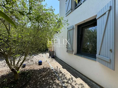 Maison à Saint Germain en Laye d'environ 100 M2 avec beaucoup de charme avec un magnifique jardin