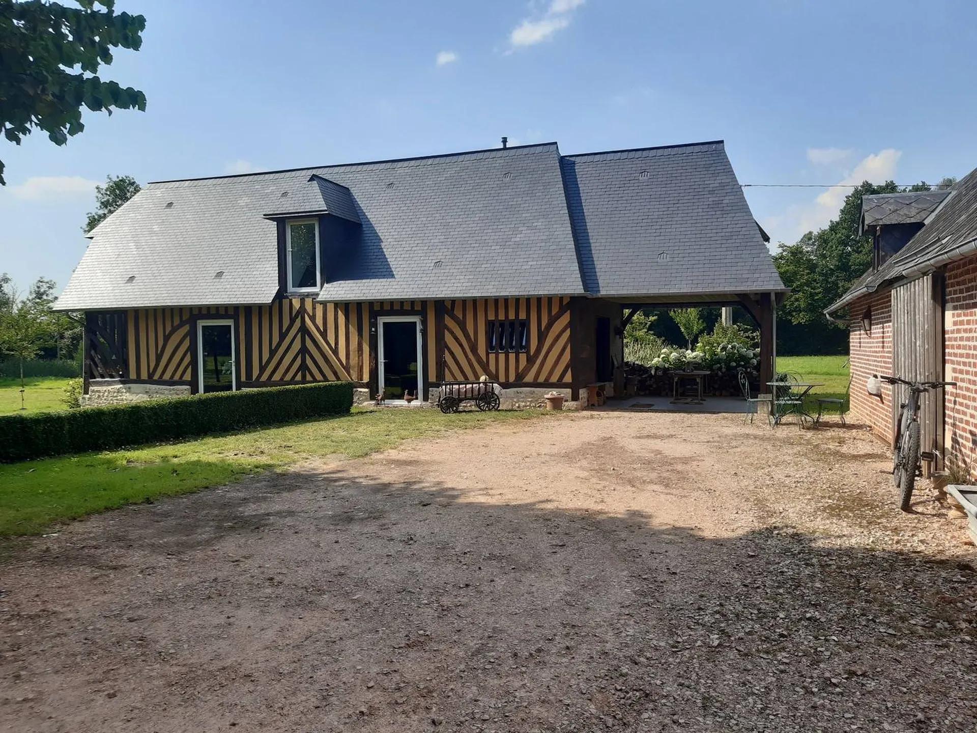 A vendre Anciennes Ecuries avec façades en briques avec quelques soubassements en silex et toiture en ardoises dans le Calvados 14130