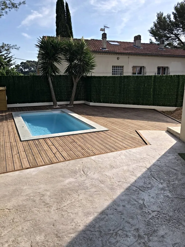 mini piscine avec plage bois et béton imprimé dans le Var  à Toulon
