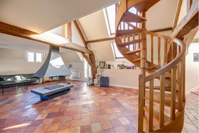 Vue escalier et  cheminée centrale appartement comme une maison en vente en plein centre de Montesson en Vente chez Helix immobilier le Vésinet www.heliximmobilier.com/consultant-immobilier-w1