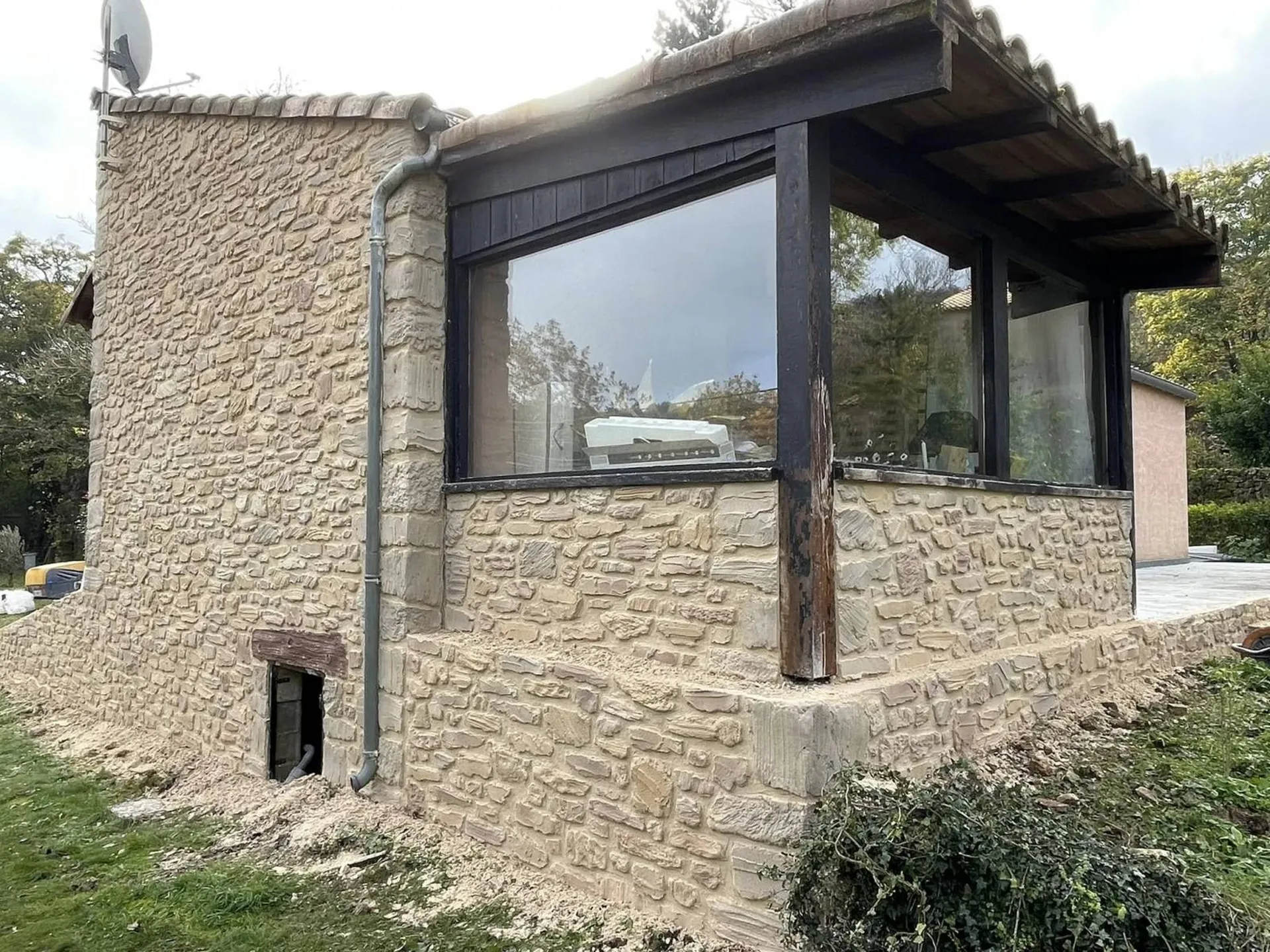 Réalisation façade Effet pierre pour un gite de location à La Vacquerie Saint Martin entre Lodève et Hérault