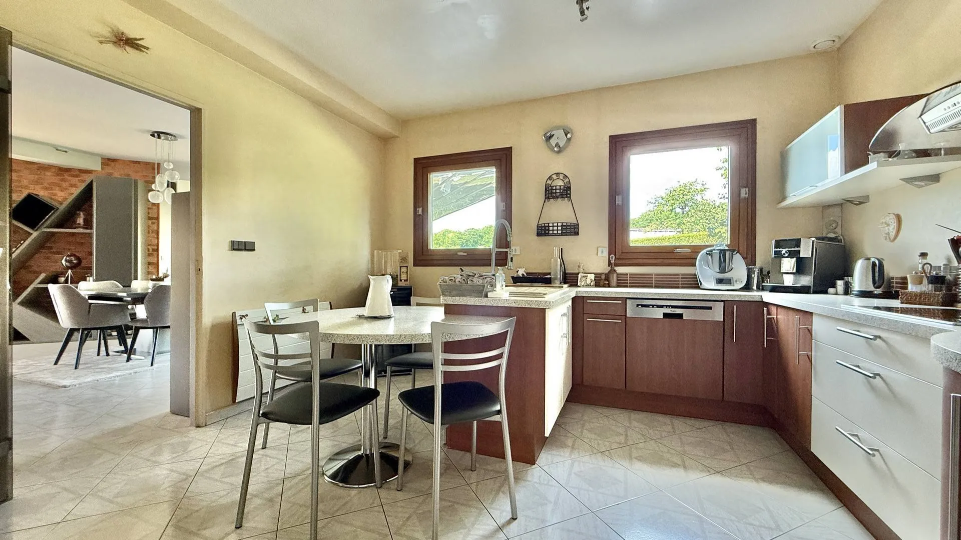 Immobilier de standing en Seine-Maritime : volumes et luminosité : Idéal pour une famille en quête de confort et de fonctionnalité.