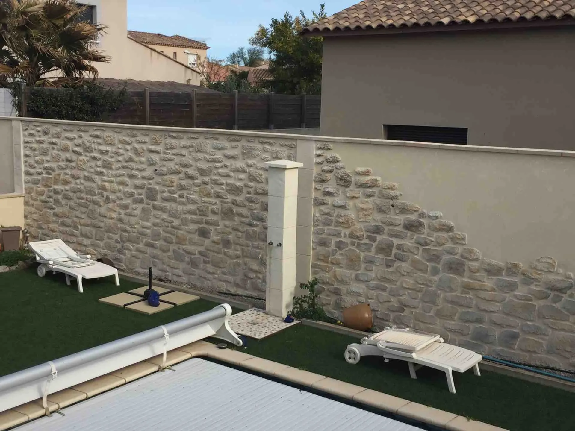 Tour de piscine en cascades de pierres technique bi-couche à Gigean dans l'Hérault