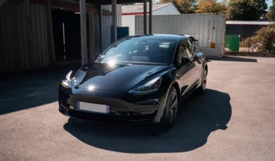 Tesla model 3 noir protégée avec le film de protection XPEL