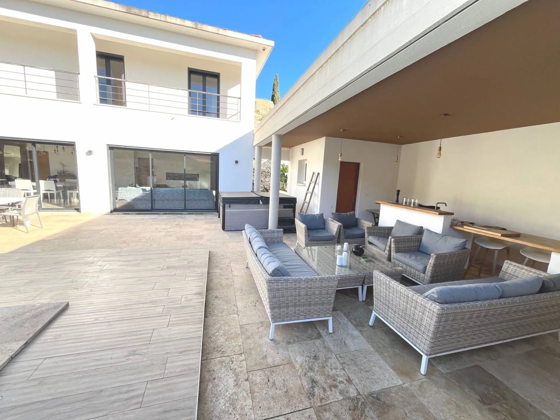 A vendre villa moderne Roquefort la Bédoule proche Cassis, composée de deux logements, piscine, pool house et deux garages doubles 