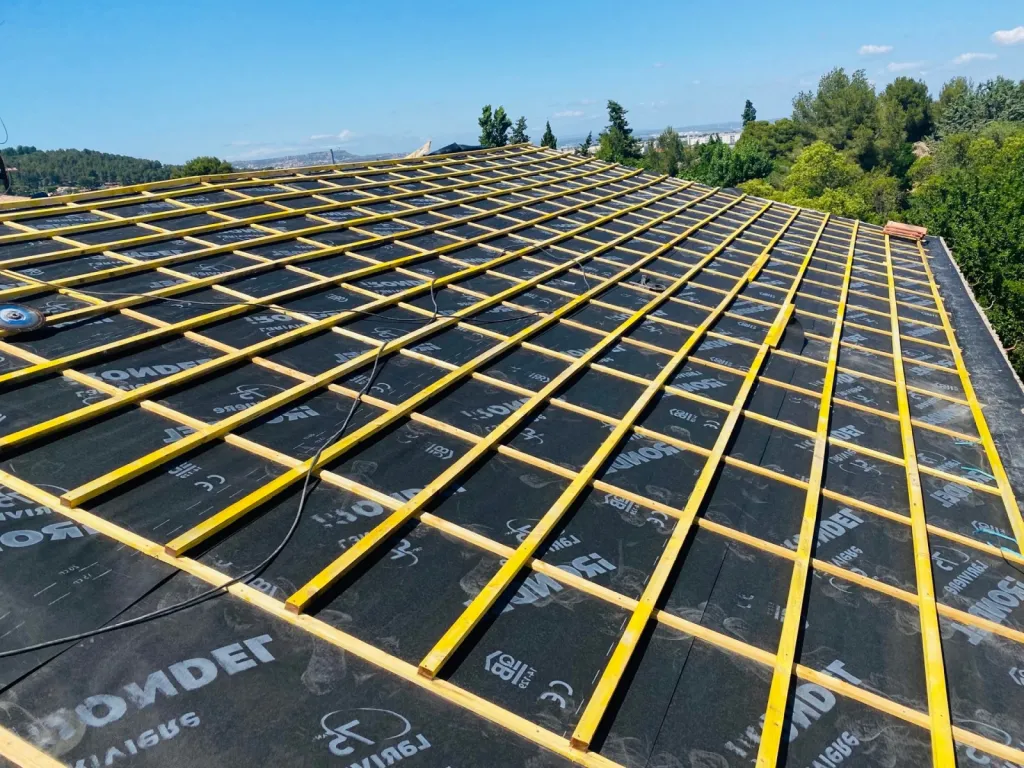 Remplacement d’une toiture de maison en tuiles Mécaniques Abeilles sur Aix en Provence