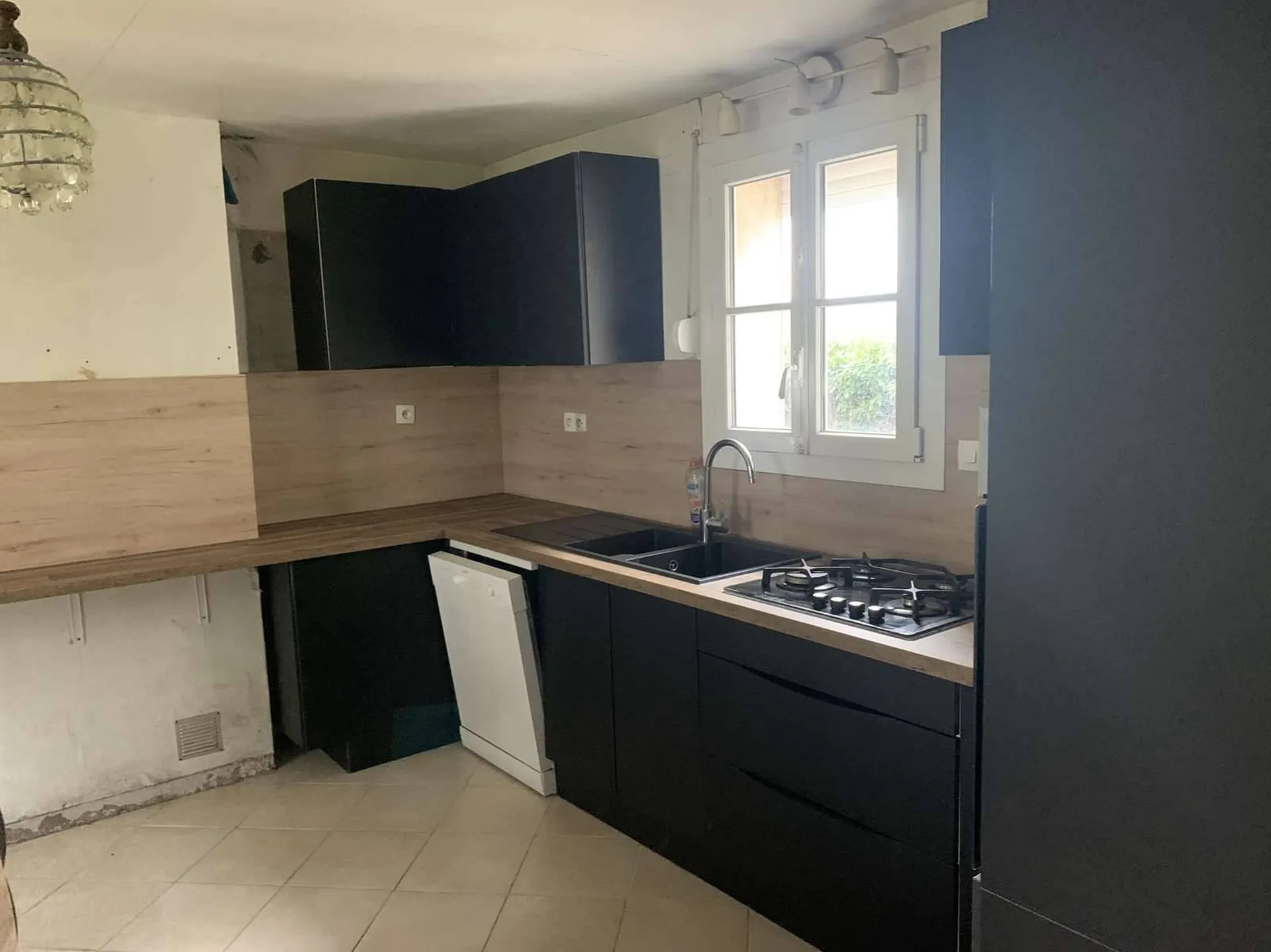 A vendre, propriété avec une maison d'habitation, bâtiment et 5 ha de terres plates, d'un seul tenant, au Sud de LISIEUX 14100, dans le CALVADOS 14