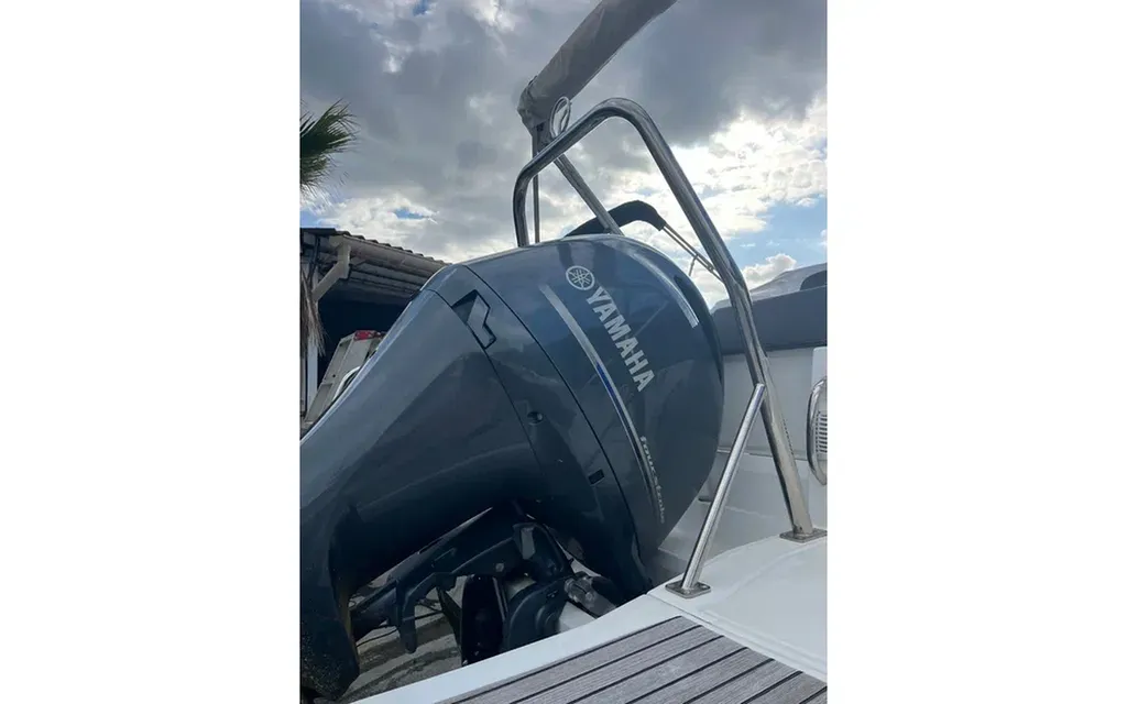 Yamaha 150 cv moteur hors-bord d’occasion puissant et fiable pour semi-rigides et day-boats, disponible chez professionnel nautique