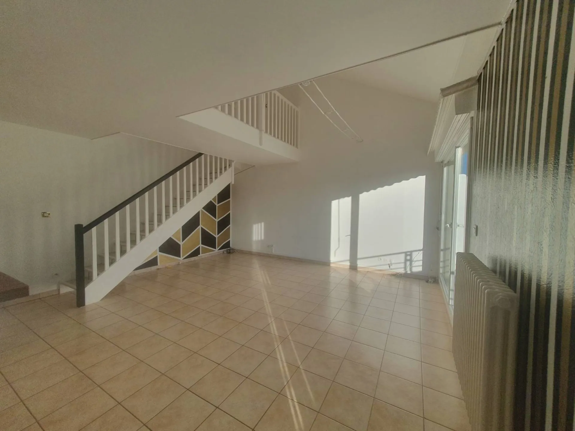Location duplex 3 chambres dernier étage avec ascenseur, balcon et garage à Bron