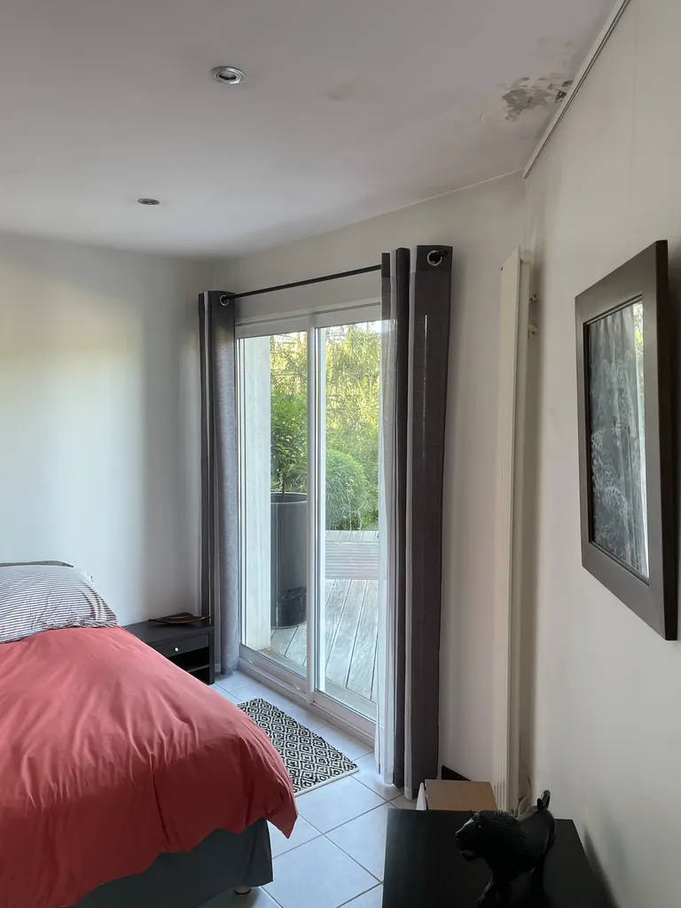 Dégât des eaux au plafond avec traces d’infiltration nécessitant une rénovation à Tassin-la-Demi-Lune