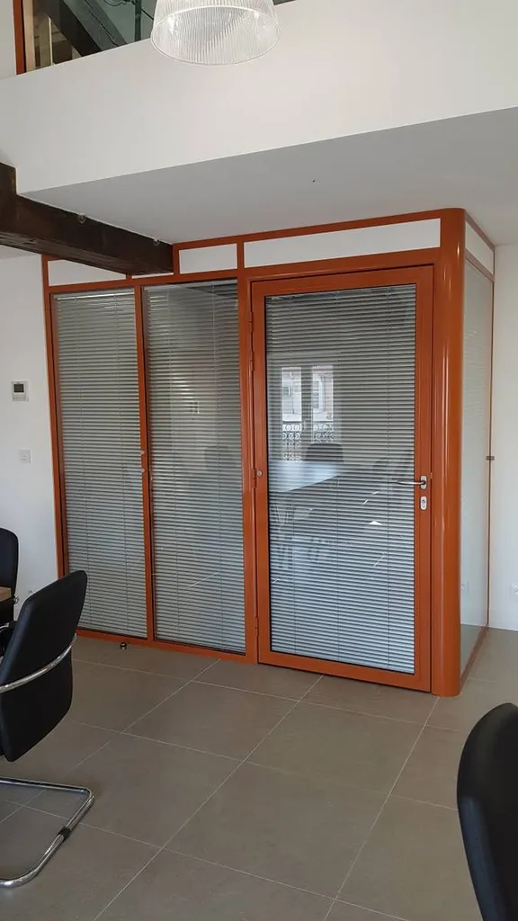 Cloisons vitrées toute hauteur avec stores vénitiens dans un espace directionnel à Marseille