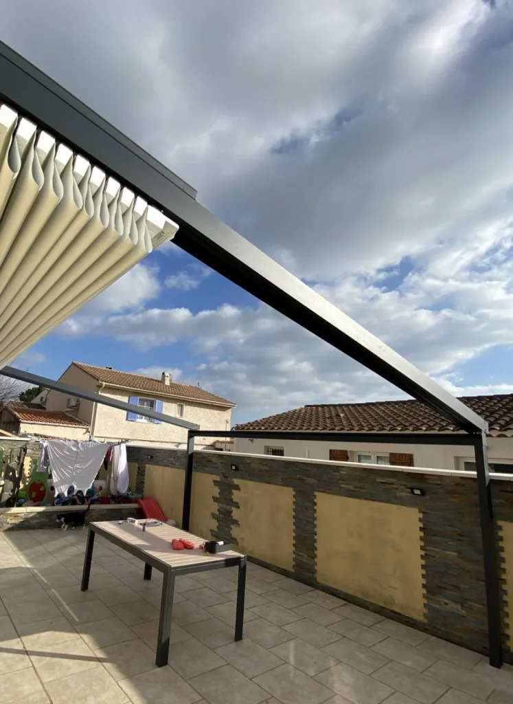 velum sur mesure étanche pour terrasse de restaurant avignon