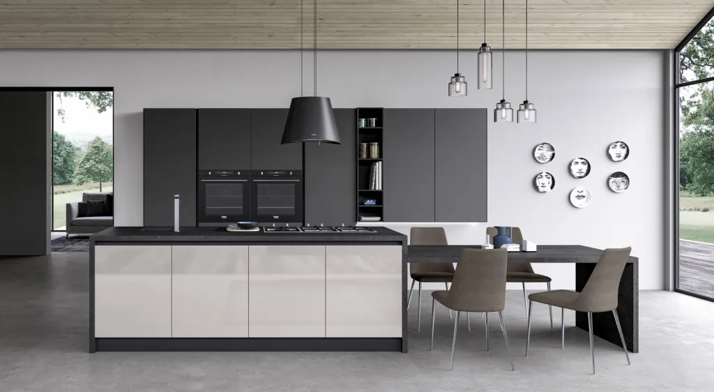 Cuisine sur mesure en verre mat brillant ou texturé avec ilot central à Bandol