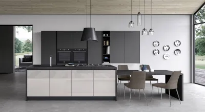 Cuisine sur mesure en verre mat brillant ou texturé avec ilot central à Bandol