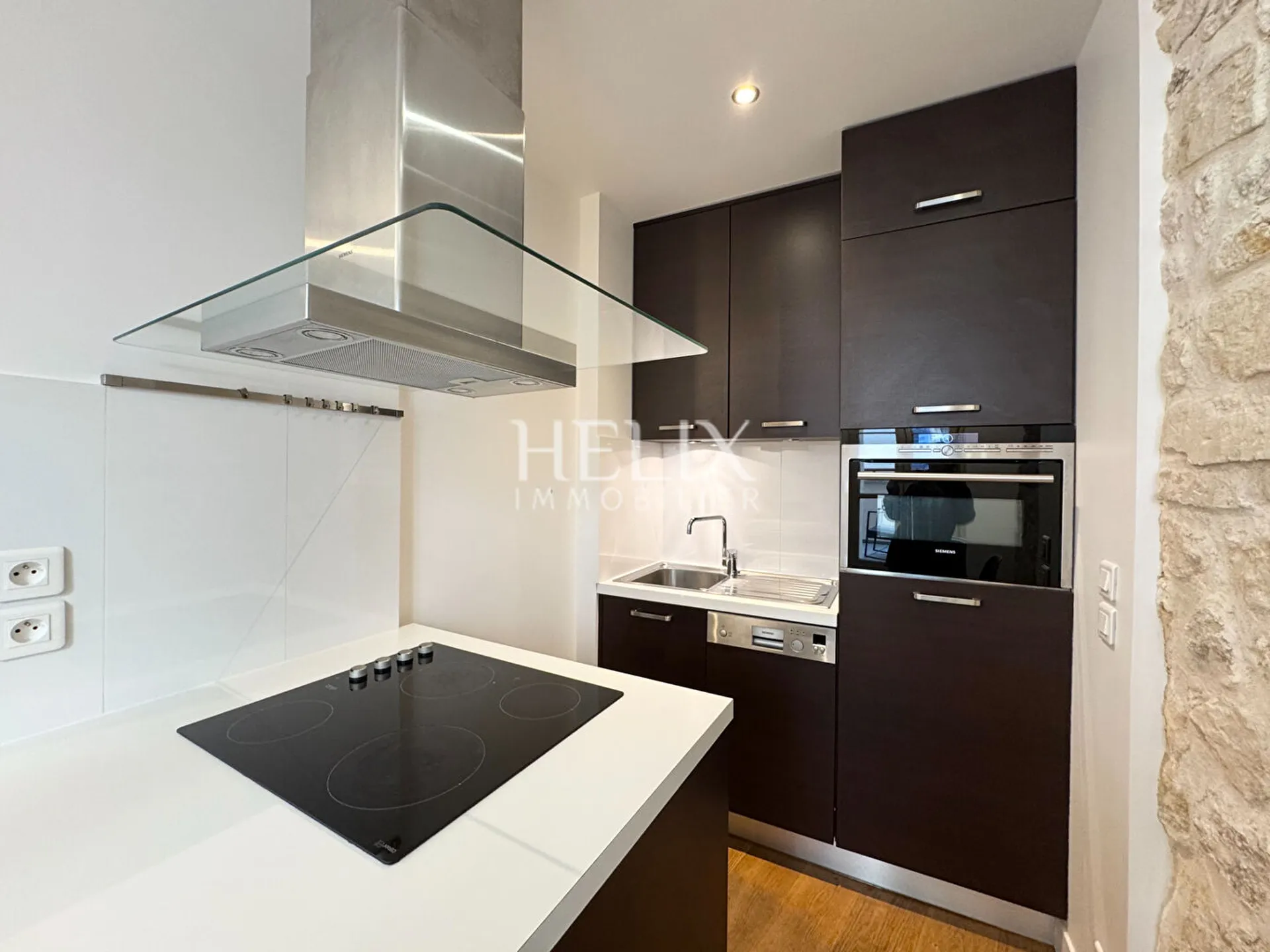 A louer superbe appartement meublé avec une terrasse de 13,78 M² au coeur du centre de Saint-Germain-en-Laye.