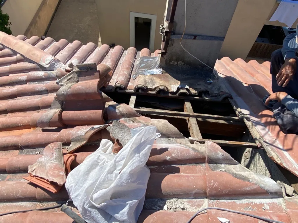 Réparation d’une toiture avec changement du tour de cheminée sur Marignane près de Martigues.