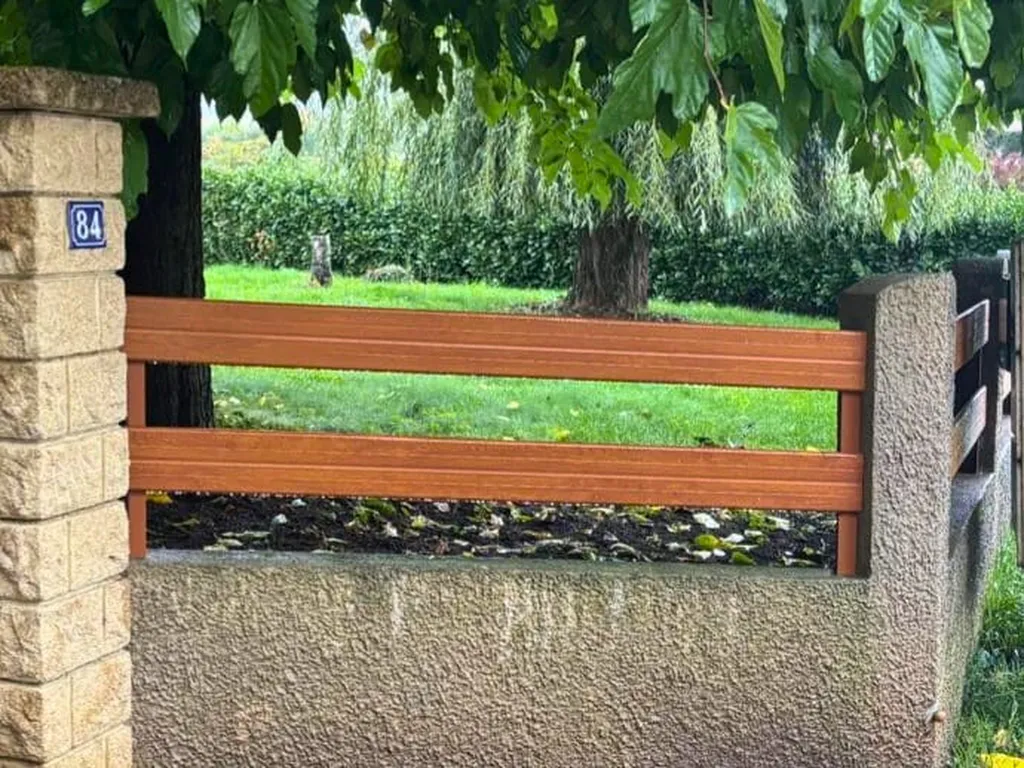 3 Baies installateur de clôture sur-mesure en aluminium imitation bois dans les alentours de Givors dans le Rhône