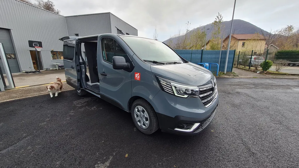 Cabine Renault Trafic approfondie à Vienne en Isère avec banquette trois places homologuée