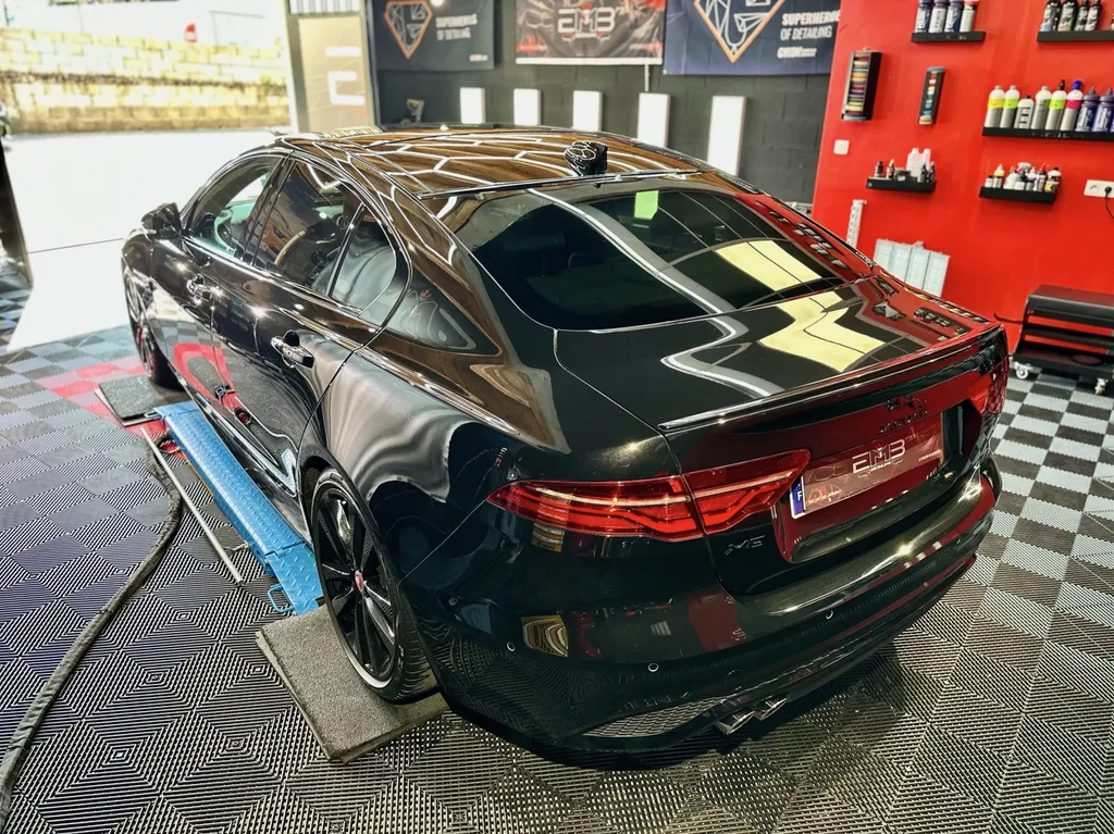 spécialiste du traitement céramique du Lyon et sa région . protection carrosserie Jaguar XE